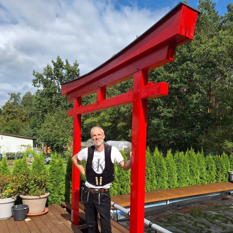 Handgefertigtes Torii-Tor – Japanische Kultur erleben Torii-Unikat – Maßanfertigung vom mir als Zimmerermeister Jedes Torii wird individuell geplant, zugeschnitten und montiert.